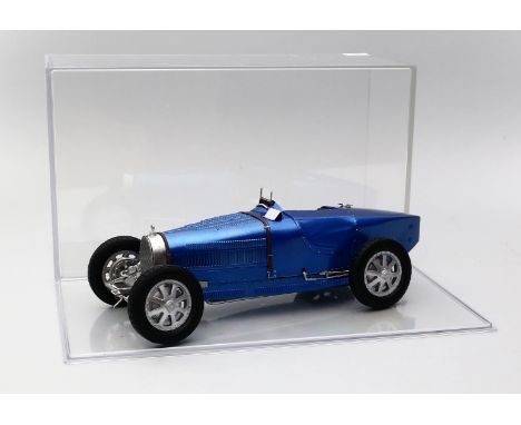Modellauto "Rennwagen Bugatti Type 35" 1:12. Verschiedene Materialien. Detailgetreues, hochwertiges Modell. Fachgerecht monti