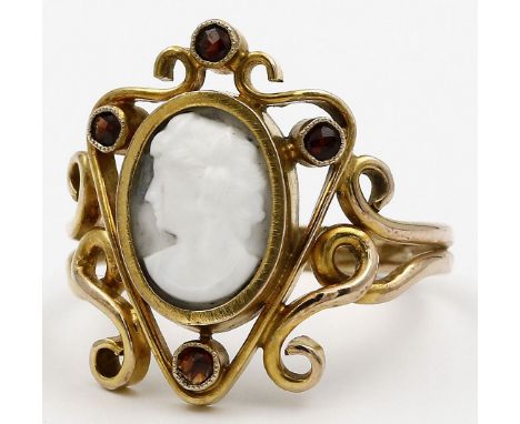 Damenring. 333/000 GG, brutto 4,7 g. Durchbrochen gearbeiteter Ringkopf, besetzt mit ovaler, weißer Kamee mit Portrait im Sti