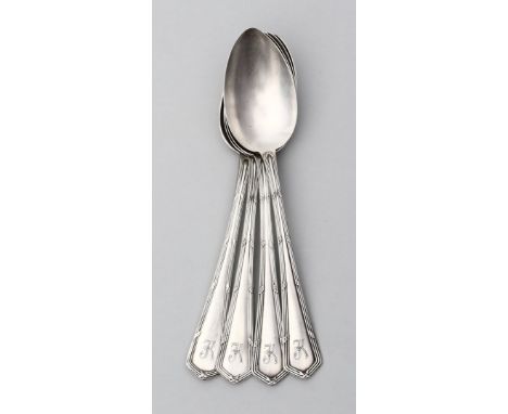 4 Suppenlöffel. 800/000 Silber, 287 g. Kannellierte Griffränder mit Schleifenband. Griffe mit graviertem Monog. "K". Gebrauch
