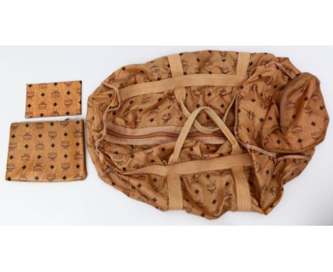 Nylon Weekender, MCM. Senffarbener Nylon-Stoff allover mit MCM-Print. Reißverschluss, 2 kurze Henkel aus Baumwollcanvas. Trag