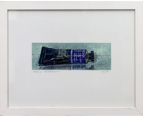Christmann, Sabine (geb. 1960 Offenbach) Stillleben mit Tube. Öl/Papier, auf Unterkarton sign. und dat. 1998. 5x 14,5 cm. R.