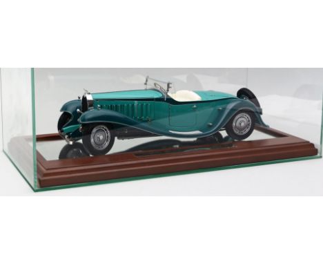 Modellauto "Bugatti Royale 1932 Roadster Esders", 1:18, Bauer. Verschiedene Materialien u. a. Kunststoff, Kunstleder und Kupf