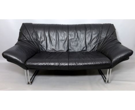 Zweisitzer-Sofa. Schwarzes Leder. Verchromtes Metallgestell. Gebrauchsspuren, min. Flugrost. Ca. 75x 149x 90 cm.