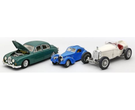 3 Modellautos. Verschiedene Materialien und Hersteller, u.a. Burago. Unterschiedliche Marken, u.a. Jaguar und Bugatti. Maßsta