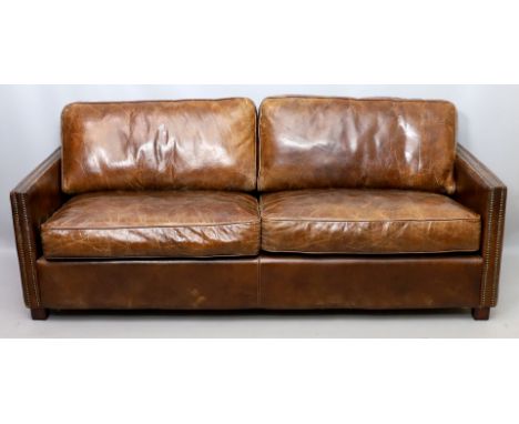 Sofa, 3-Sitzer. Braunes Leder. Armstützen vernietet. Gebrauchsspuren, Kratzer, berieben. Ende 20. Jh. Ca. 69x 190x 85 cm.