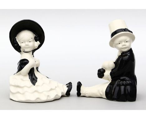 Paar Kinderskulpturen. Keramik, teils schwarz glasiert. Sitzendes Mädchen bzw. Knabe in eleganter Kleidung. Glasurrisse, Bran