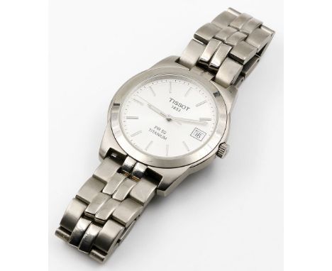 Herren-Armbanduhr "Tissot", Modell "1853 - PR 50 Titanium". Rundes Edelstahlgehäuse. Silberfarbenes Zifferblatt mit Strichind