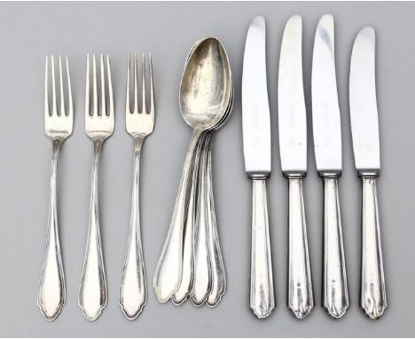 4 Suppenlöffel, 3 Gabeln und 4 Messer im Chippendale-Stil. 800/000 Silber, 293 g (ohne Messer gewogen). Gebrauchsspuren. Mz. 