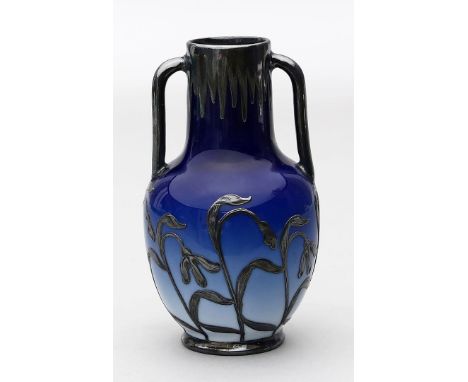 Jugendstil-Vase, Rosenthal. Porzellan. Amphorenform. Blauer Fond mit floralem Silveroverlay. Stempelmarke Rosenthal, um 1900.