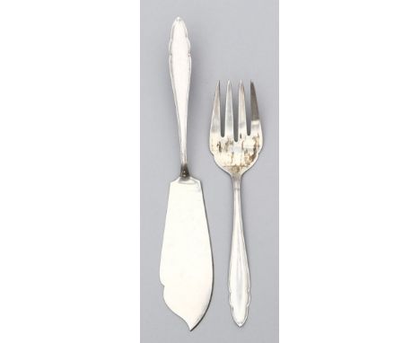 2-teiliges Fisch-Vorlegebesteck. 800/000 Silber, 209 g. Im Chippendale-Stil. Gebrauchsspuren. Mz. Bruckmann, Heilbronn, 1. Hä