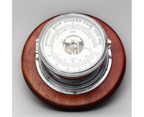 Barometer "Schatz". Verglastes Metallgehäuse (Altersspuren). Auf Holzplatte montiert. D. 23 cm.