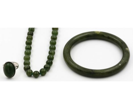Jadekugelkette, -armreif und -ring. Dunkelgrüne Jade. a) Kette. Kugeln, D. ca. 8 mm, einzeln geknotet, Federringschließe aus 