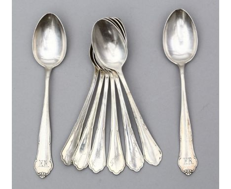 8 Kaffeelöffel. 800/000 Silber, 204 g. 6x im Chippendale-, 2x im Barockstil. Je mit Namens- bzw. Monogrammgravuren. Gebrauchs