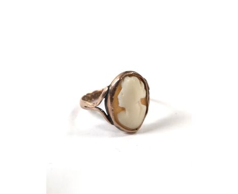 A 9ct gold cameo ring. 1.7g. size J 