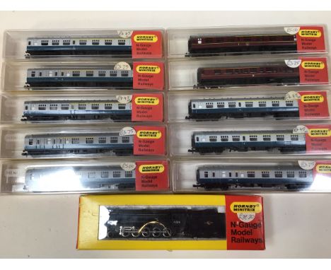 HORNBY MINITRAX N Gauge engine 92018 also with ten passenger carriages. 
