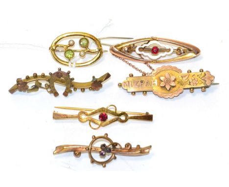 A peridot and pearl brooch and five other brooches (6)