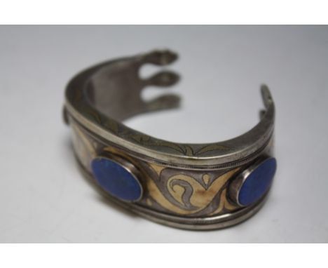 A WHITE METAL LAPIZ LAZULI SET BANGLE, W 7 cm