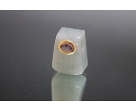 A JADE PENDANT SET WITH GOLD AND AMETHYST, H 2.25 cm