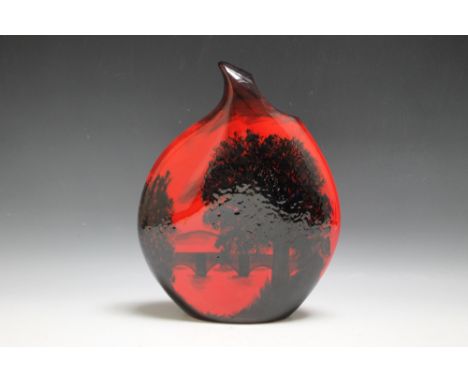 A PEGGY DAVIS LIMITED EDITION OF 100 RUBY FUSION VASE - OAK TREE, H 31.5 cm