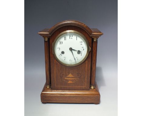 AN EARLY 20TH CENTURY GERMAN MANTEL CLOCK, the case with inlaid decoration, circular dial with Arabic numerals, the 8 day mov
