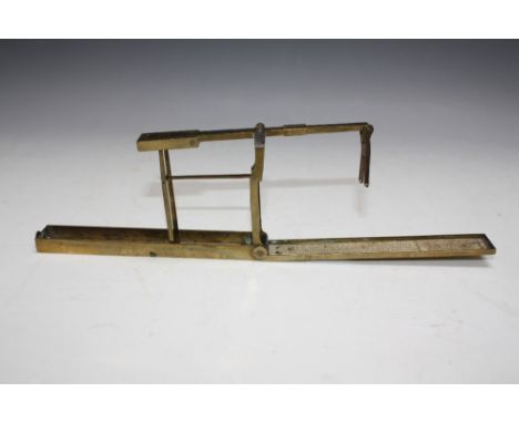 A CASED SET OF GEORGE III BRASS GUINEA SCALES, W 13 cm