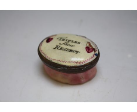 AN EARLY BILSTON ENAMEL PATCH BOX WITH THE MOTTO 'TRIFLES SHOW RESPECT', W 4 cm