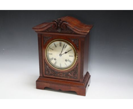  A MAHOGANY BRACKET CLOCK, H 36 cm