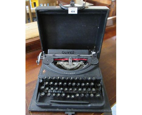 An Oliver vintage manual typewriter in case.(B.P. 21% + VAT) 