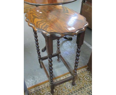 Early 20th Century oak barley twist side or lamp table. (B.P. 21% + VAT)Some scratches to the top. Appears to have had a good