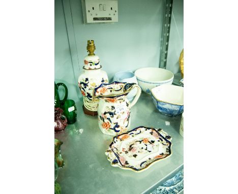 A SMALL GROUP OF MASONS' MANDALAY' PATTERN ITEMS TO INCLUDE; TABLE LAMP ON OCTAGONAL WOODEN BASE, JUG AND TRINKET DISH (3) 