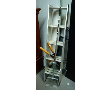 A SET OF SMALL EXTENDING ALUMINIUM STEPS AND A GARDEN FORK AND SHEARS 