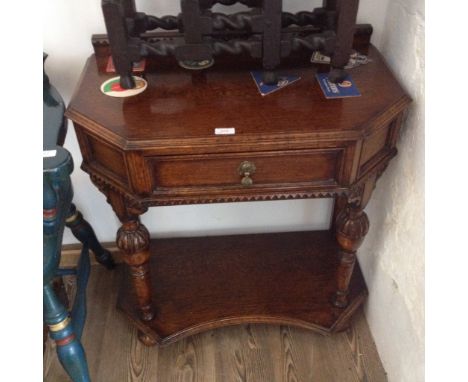 A 1920S OAK SIDE TABLE WITH DRAWER AND LOWER SHELF SUPPORTED ON BULBOUS FRONT LEGS W75CM D42CM H81CM