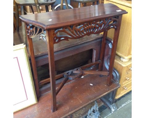 A REPRODUCTION MAHOGANY CONSOLE TABLE WITH PIERCED FRIEZE W81CM D26CM H75.5CM