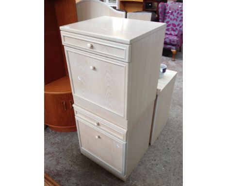 A PAIR OF LIGHT WOOD EFFECT BEDSIDE CABINETS