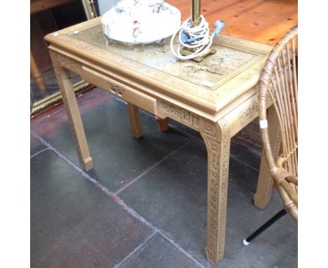 A CARVED EASTERN STYLE LIGHT WOOD CONSOLE TABLE WITH GLASS TOP W91CM D43CM H75CM
