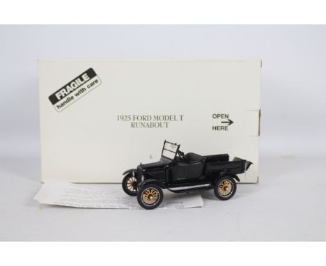 Franklin Mint - A boxed 1:24 scale 1925  Ford Model T Runabout by Franklin Mint . The model appears to be in Mint condition b