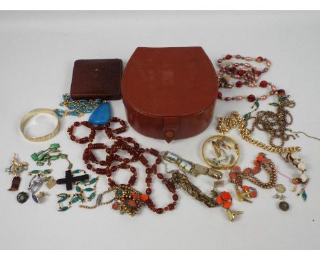 A collar box containing a quantity of vintage costume jewellery.