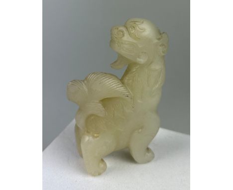 AN EARLY 19TH CENTURY CHINESE WHITE JADE GROUP OF A LION,7.5cm x 4.7cm x 1.8cm 