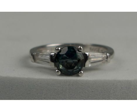 A GREEN SAPPHIRE IN 14CT WHITE GOLD RING, Weight: 2.5gms 