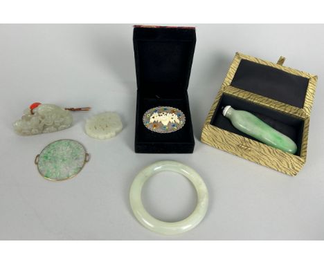 A COLLECTION OF JADE ITEMS TO INCLUDE A WHITE JADE BANGLE, JADEITE SNUFF BOTTLE AND PLAQUE, JADE FIGURE OF TWO DUCKS, SILVER,