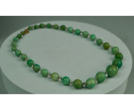 A JADE NECKLACE WITH ROCK CRYSTAL AND YELLOW METAL CLASP, 38.9gms 
