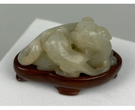 A 19TH CENTURY CHINESE JADE GROUP OF A LION WITH A CUB, 5.2cm x 3.2cm x 2.5cm 