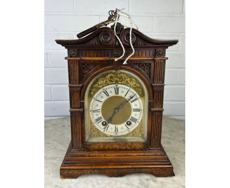 AN ANTIQUE MANTEL CLOCK, 