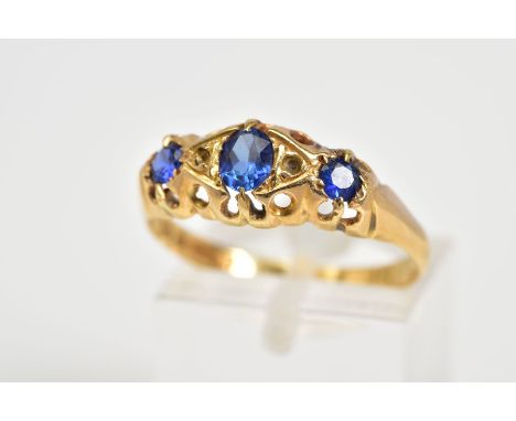 AN EARLY 20TH CENTURY BOAT RING, set with three graduated oval cut, assessed as synthetic sapphire, date letter T 1918 and op