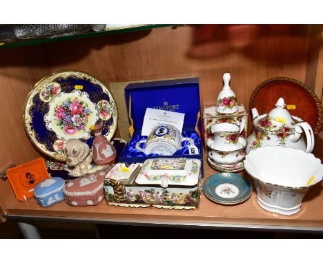 A GROUP OF CERAMICS, to include boxed Coalport limited edition loving cup, commemorating Queen Elizabeth II Silver Jubilee No