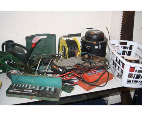 A QUANTITY OF VARIOUS DIY AND GARDEN TOOLS, to include a coppers ash vacuum cleaner (PAT pass), Bosch battery powered drill (