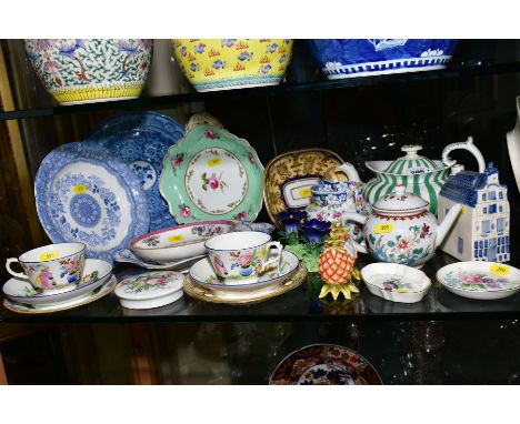 A GROUP OF MISCELLANEOUS VICTORIAN AND 20TH CENTURY CERAMICS, including two New Hall type cups and saucers, a Wedgwood pearlw