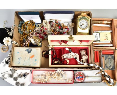 A SELECTION OF ITEMS, to include a necklace with pendant in the form of a whale to a box link chain stamped 925, length 440mm