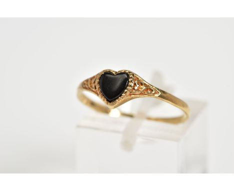 A 9CT GOLD RING, designed with a central onyx heart and scrolling detail shoulders, with a 9ct hallmark for Birmingham, ring 