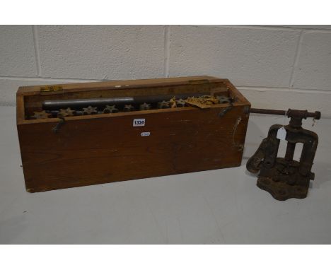 A VINTAGE PINE CASED INTERNAL PIPE THREADER, and a Record No.92 pine vice (2)